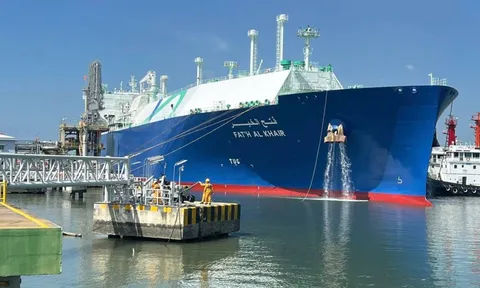 Giữa căng thẳng nhiên liệu, một tàu chở 63.000 tấn LNG cập cảng TP HCM