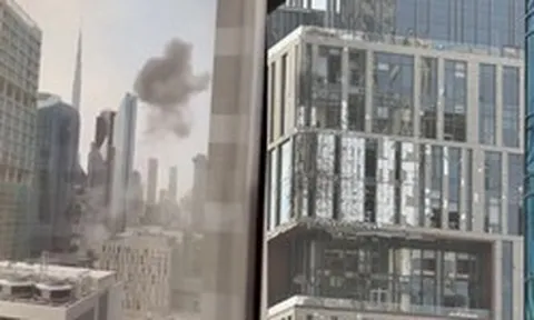 Trung tâm tài chính Dubai rung chuyển với hàng loạt vụ nổ do drone tự sát, khói đen bốc cao giữa khu nhà chọc trời