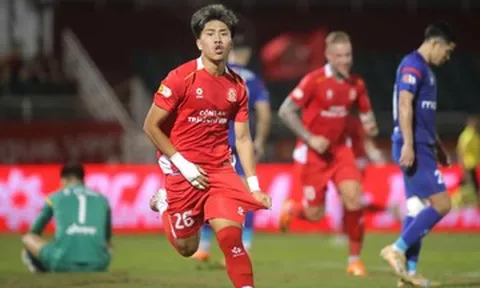 Cầu thủ Việt kiều Khoa Ngô che mờ Tiến Linh, CA TPHCM bỏ túi 3 điểm