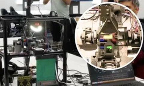 Hai anh em người Anh chế tạo robot giải khối rubik 4x4 lập kỷ lục thế giới mới sau hơn mười năm chờ đợi