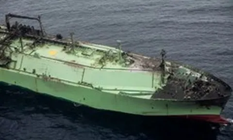 Tàu chở nhiên liệu của Nga bị tấn công, trôi dạt nhiều ngày gần Italy