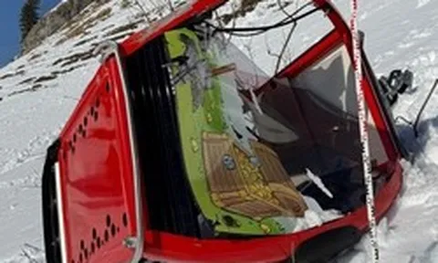 Cabin cáp treo văng khỏi dây và rơi xuống sườn núi, hành khách bên trong tử vong