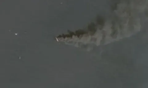 Tàu chở hàng bốc cháy ở eo biển Hormuz, khói đen trùm khu vực lớn