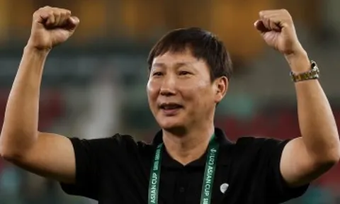 FIFA ví HLV Kim Sang Sik như 'phù thủy' trước trận tái đấu Malaysia