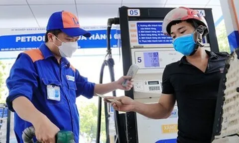 Bộ Tài chính đề xuất giảm thuế bảo vệ môi trường 1.000 đồng/lít xăng