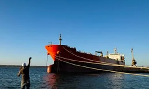 Được Mỹ 'bật đèn xanh', tàu chở hơn 700.000 thùng dầu Nga lập tức đi thẳng đến Cuba, báo tin cực vui cho Havana