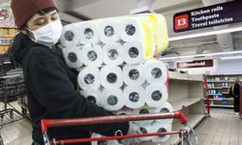 Xung đột Trung Đông kéo dài, người dân Nhật Bản đổ xô tích trữ giấy vệ sinh