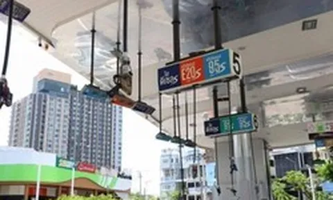 Láng giềng Việt Nam ghi nhận giá xăng cao kỷ lục