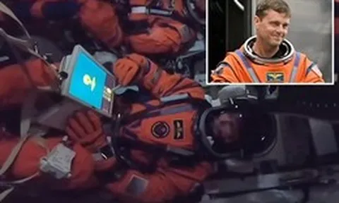 Phi hành đoàn Artemis II gặp sự cố và yêu cầu sự trợ giúp từ đội ngũ mặt đất vì họ đang mở hai phiên bản Microsoft Outlook và cả hai đều không hoạt động