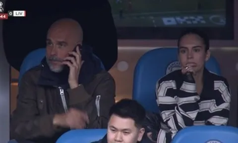 Pep 'khổ sở' trên khán đài, gọi điện chỉ đạo Man City 4-0 Liverpool