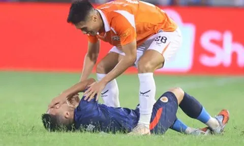 Quang Hải lên cáng trong ngày CAHN thắng đậm Đà Nẵng