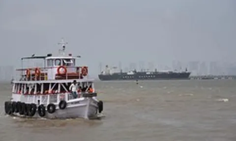 Hơn 800 tàu mắc kẹt chờ mở đường thoát qua eo biển Hormuz