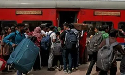 Cảnh tượng như thời Covid-19 bao trùm lên Ấn Độ, hàng trăm nghìn người đổ về các nhà ga, rời thành phố