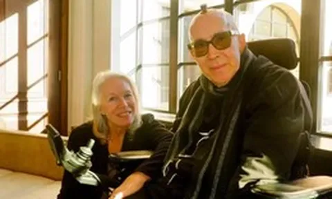 Nhạc sĩ 69 tuổi liệt toàn thân cấy 6 vi chip vào não để có thể sáng tác, và đây là tác phẩm của ông