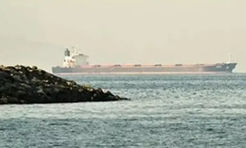 Ba siêu tàu chở dầu đi qua eo biển Hormuz giữa lệnh ngừng bắn mong manh