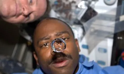 Trong môi trường không trọng lực, thức ăn do phi hành gia nuốt vào trôi xuống bụng như thế nào?