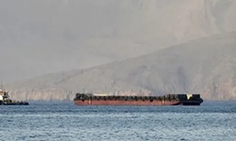 Mỹ tuyên bố phong toả eo biển Hormuz, vừa có 2 tàu chở dầu và khí đốt bị trừng phạt di chuyển 'mượt mà': Chuyện gì đang xảy ra?