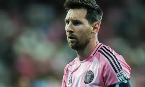 Messi mua lại CLB hàng xóm của Barca