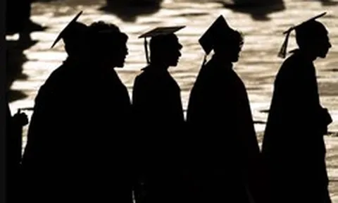 Cầm bằng đại học 4 năm, nợ 1 tỷ đồng rồi thất nghiệp vì AI: Thế hệ Gen Z và cuộc chiến giành giật việc làm từ tay Robot