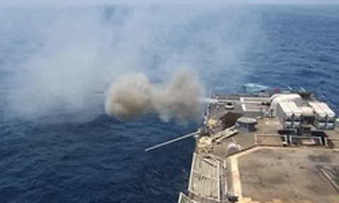 Tàu khu trục Mỹ nã pháo vào tàu hàng Iran