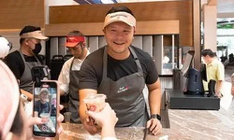 Chuỗi cà phê sắp lật đổ Starbucks tại ĐNÁ: Giá chỉ hơn 30.000 đồng/cốc, cứ mỗi ngày lại mở thêm 1 cửa hàng, founder mới 37 tuổi