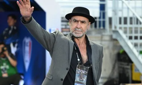 Eric Cantona 'cực chất' dẫn dàn cầu thủ huyền thoại MU ra sân