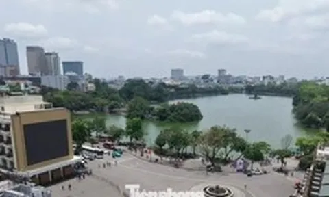 Góc nhìn 'độc lạ' của hai quảng trường ven hồ Hoàn Kiếm