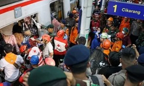 Hiện trường thảm kịch 2 tàu hỏa đâm nhau tại Indonesia: Ít nhất 7 người thiệt mạng, 81 người bị thương