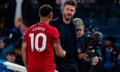 Carragher nhắn MU: Không ai xứng đáng hơn Carrick đâu!