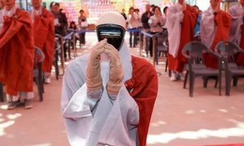 Hàn Quốc xuất hiện "nhà sư robot" đầu tiên, vừa tham gia dịp Lễ Phật Đản