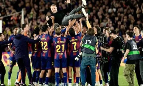 Hansi Flick cảm động Barca vô địch La Liga giữa nỗi đau mất cha