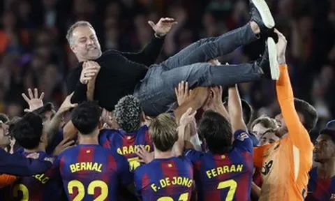Barca trên đỉnh La Liga: Hansi Flick với đôi mắt Johan Cruyff