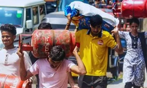 Lương 3 triệu đồng/tháng nhưng giá gas tăng 4 lần, hàng trăm nghìn công nhân lũ lượt bỏ phố về quê: Tham vọng đối trọng Trung Quốc của nền kinh tế hàng đầu châu Á lung lay