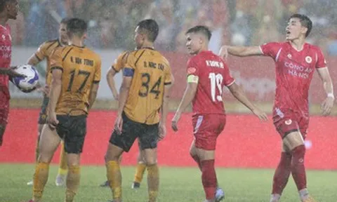 Đình Bắc bị tranh đá penalty trong ngày CAHN đăng quang V-League