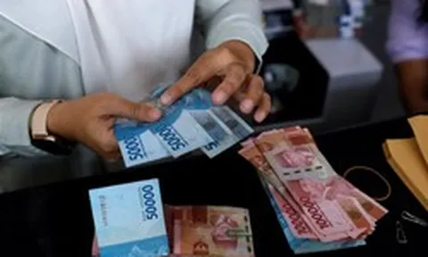 Đồng tiền của nền kinh tế lớn nhất Đông Nam Á chạm đáy lịch sử, chứng khoán sụt 3,46%, người dân gánh nợ hơn 5,8 tỷ USD chống chọi lạm phát