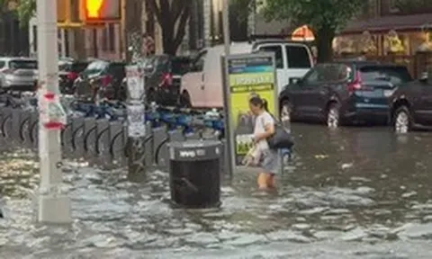 New York ngập như sông: Vừa xuống xe buýt, người phụ nữ bị cuốn trôi
