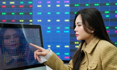 VN-Index hồi phục nhưng thanh khoản thấp, ưu tiên nắm giữ hơn là mua đuổi