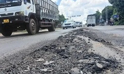 Sau vài trận mưa, quốc lộ 3.600 tỉ đồng lại hư hỏng nặng
