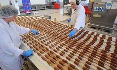Đột nhập nhà máy sô cô la sản xuất 600 triệu chiếc bánh "quốc dân" mỗi năm: Dùng 17 tấn sô cô la lỏng/ngày, làm được 1.350 chiếc/phút, mãn nhãn trong từng công đoạn
