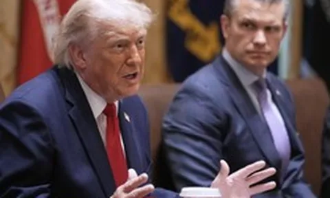 Iran nhắc tới 12 tỉ USD; ông Donald Trump cứng rắn