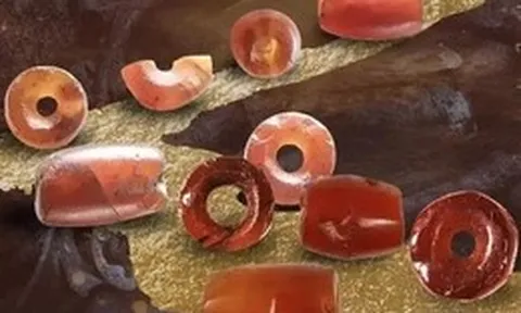 Bí ẩn 11 hạt mã não đỏ ở Tam Tinh Đôi: Dấu vết mạng lưới giao thương xuyên lục địa từ 3.000 năm trước
