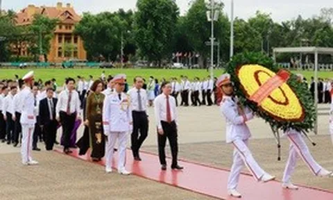 Đại biểu dự Đại hội Hội Nông dân Việt Nam vào Lăng viếng Chủ tịch Hồ Chí Minh