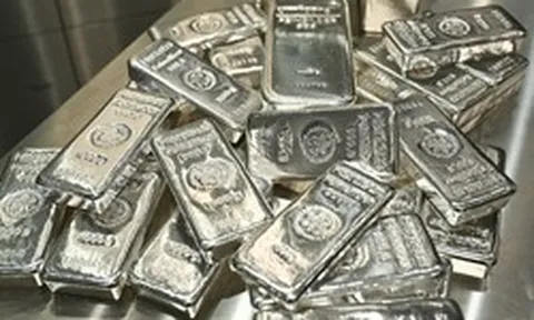 Một thế lực vừa "tung" cả trăm tấn bạc ra thị trường