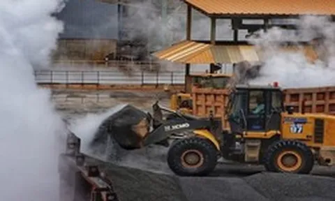 Điều động xe cẩu, máy xúc rầm rộ khai khác ‘kho báu’ lớn nhất thế giới, Trung Quốc bất ngờ ra cảnh báo rắn khi nước láng giềng ‘ngáng chân’