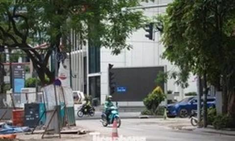Hà Nội: Dự án chống ngập được báo cáo 'đã hoàn thiện' song lô cốt vẫn án ngữ, mặt đường nham nhở