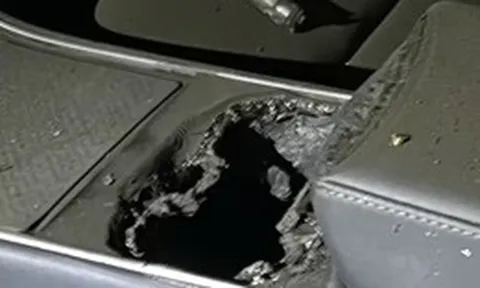 Chỉ vì một cục sạc dự phòng, chiếc Tesla sau 5 năm sử dụng bỗng hóa đống sắt vụn trong vụ cháy gây sốc