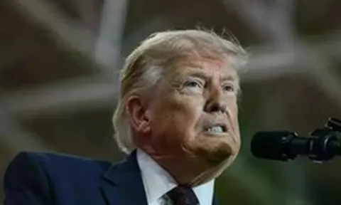 Tổng thống Mỹ Trump nổi giận vì giá xăng giảm chậm hơn giá dầu