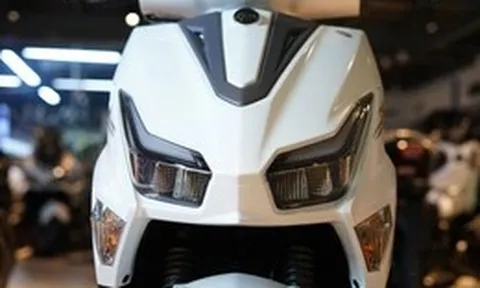 Đổ đầy bình chạy 400km, cốp rộng thênh thang, SYM ECHS 125 phả hơi nóng lên Yamaha FreeGo