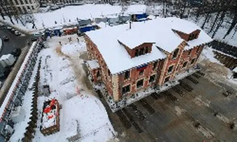 ‘Thần đèn’ Nga khiến thế giới ngỡ ngàng khi ‘nhấc’ ngon ơ toà nhà 3.200 tấn, di chuyển lắt léo không vỡ một viên gạch