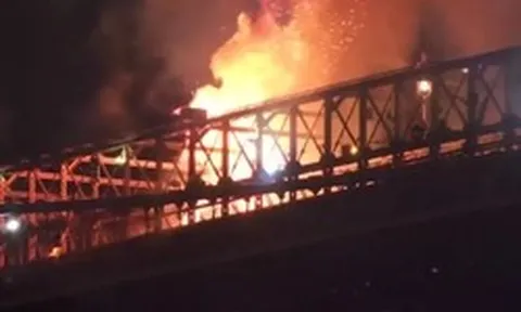 Mỹ: Cháy trên cầu Brooklyn giữa màn bắn pháo hoa